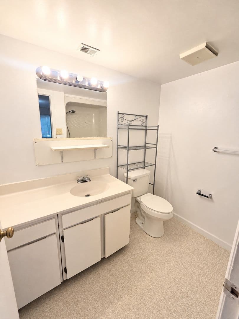 Williamsburg Condo: 4006 Governors Sq #4