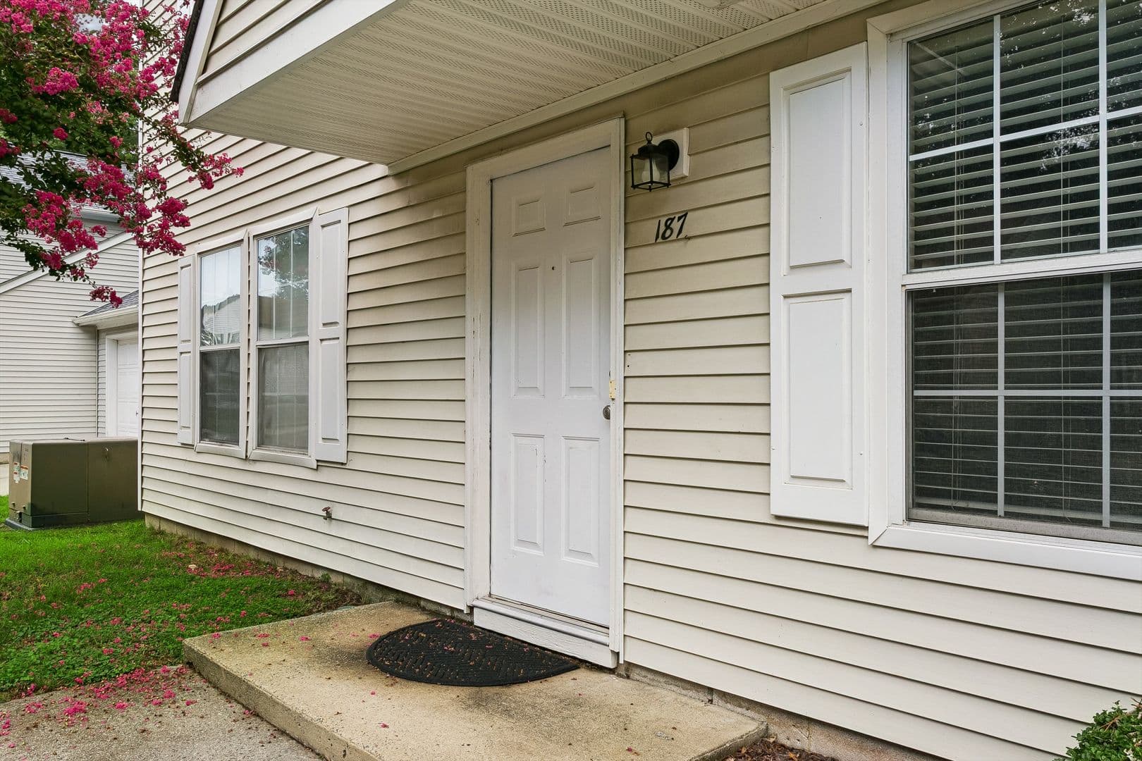 Newport News House: 187 N Hunt Club Run