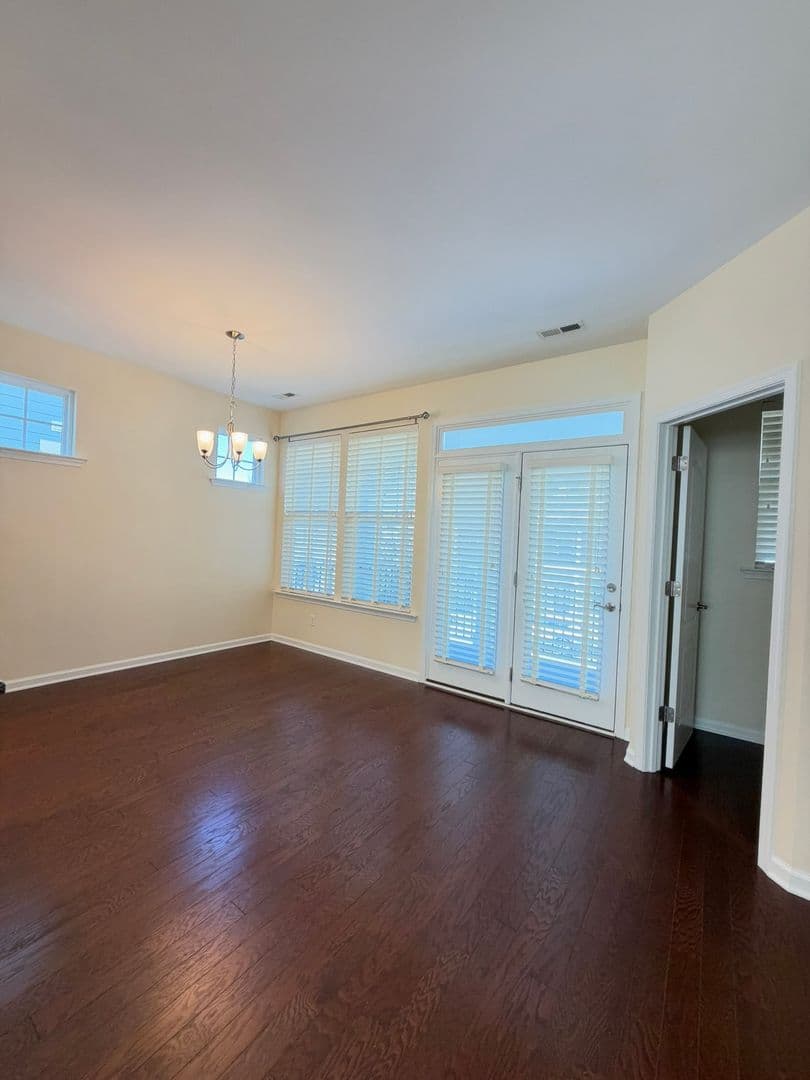 Williamsburg House: 4111 Prospect Street