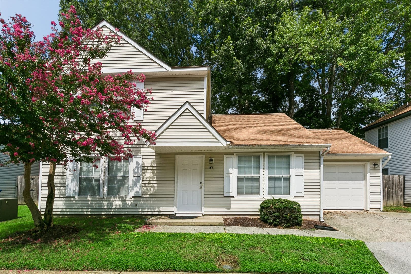 Newport News House: 187 N Hunt Club Run