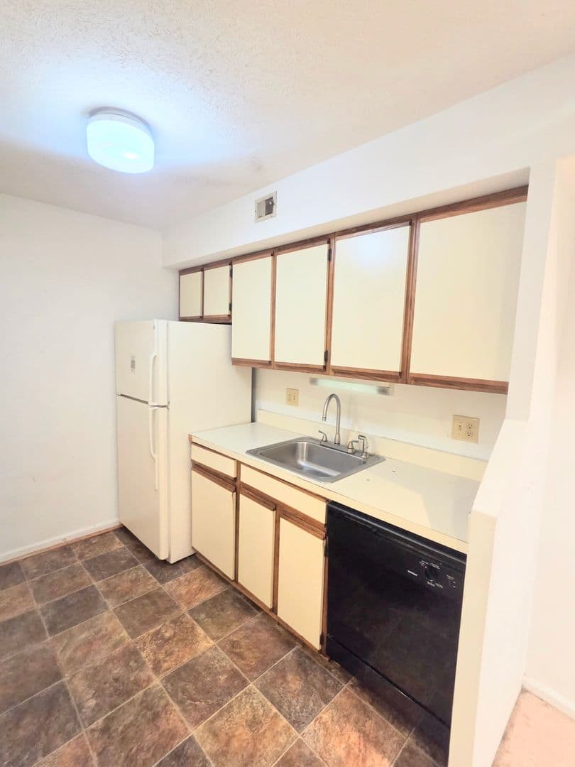 Williamsburg Condo: 4006 Governors Sq #4