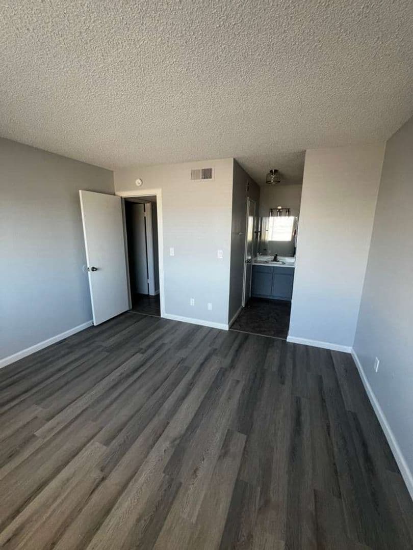 Las Vegas Apartment: 5662 E. Lake Mead Blvd.