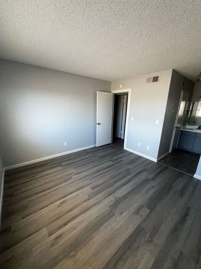Las Vegas Apartment: 5662 E. Lake Mead Blvd.
