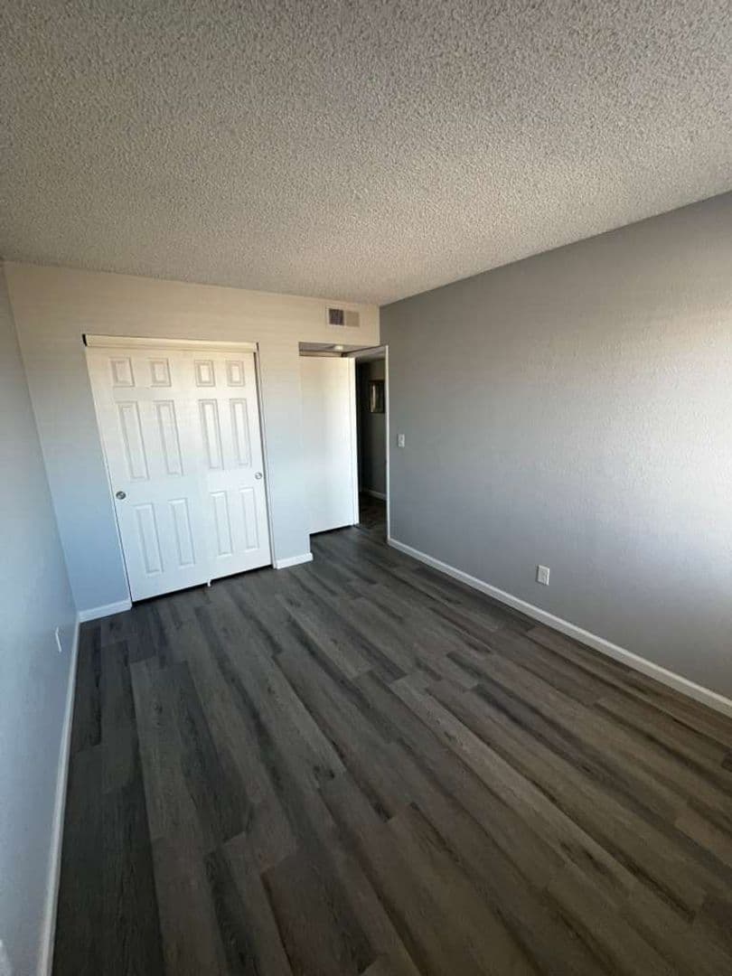Las Vegas Apartment: 5662 E. Lake Mead Blvd.