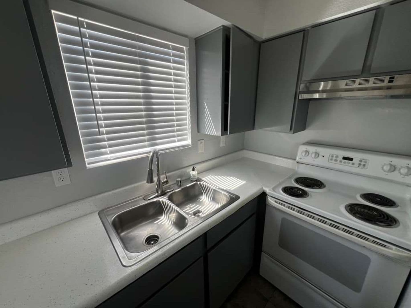 Las Vegas Apartment: 5662 E. Lake Mead Blvd.