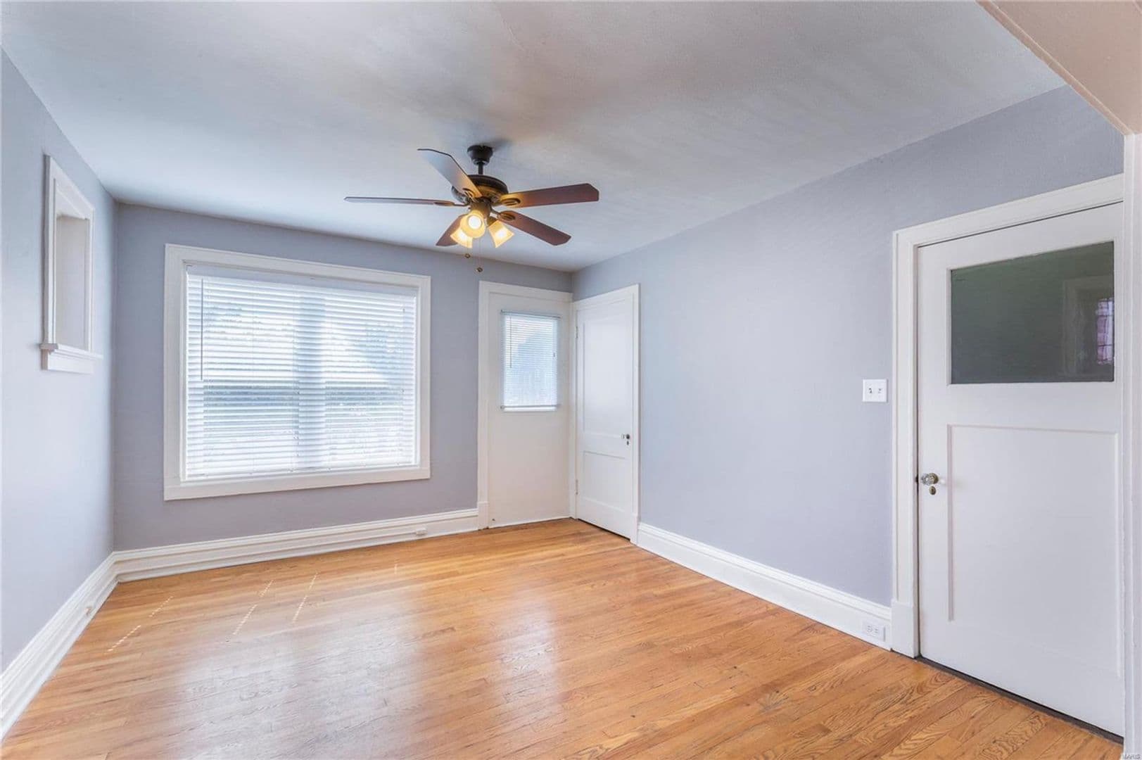 St Louis Apartment: 4919-4921 Lindenwood Ave