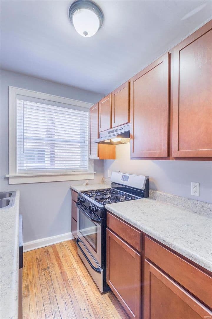 St Louis Apartment: 4919-4921 Lindenwood Ave