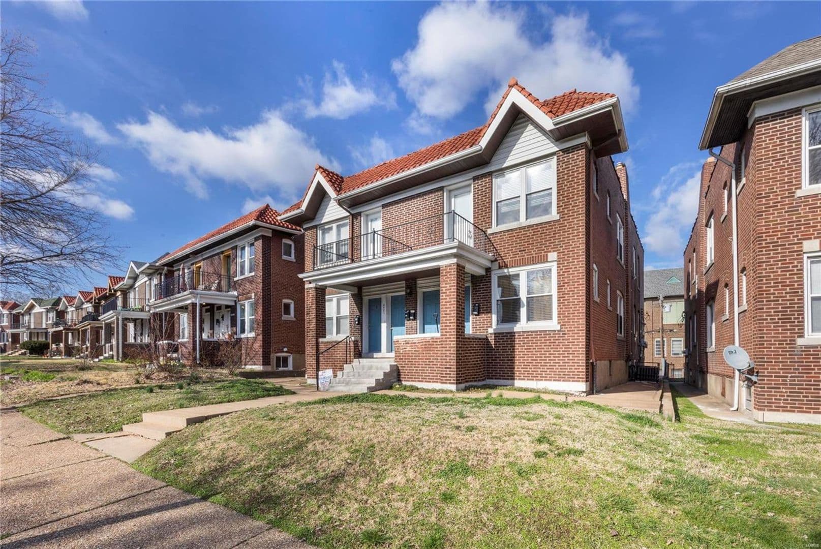 St Louis Apartment: 4919-4921 Lindenwood Ave