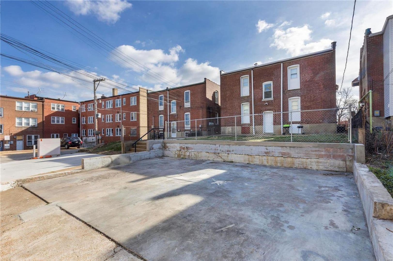 St Louis Apartment: 4919-4921 Lindenwood Ave