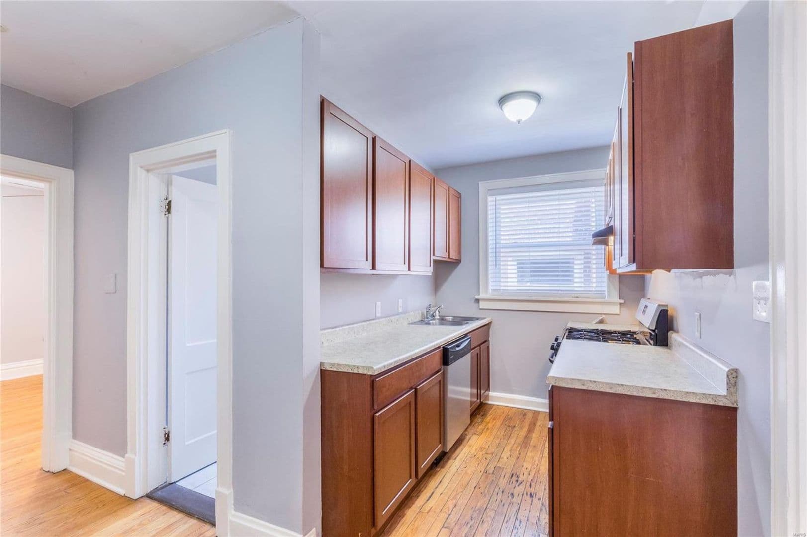 St Louis Apartment: 4919-4921 Lindenwood Ave