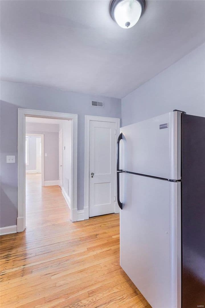St Louis Apartment: 4919-4921 Lindenwood Ave
