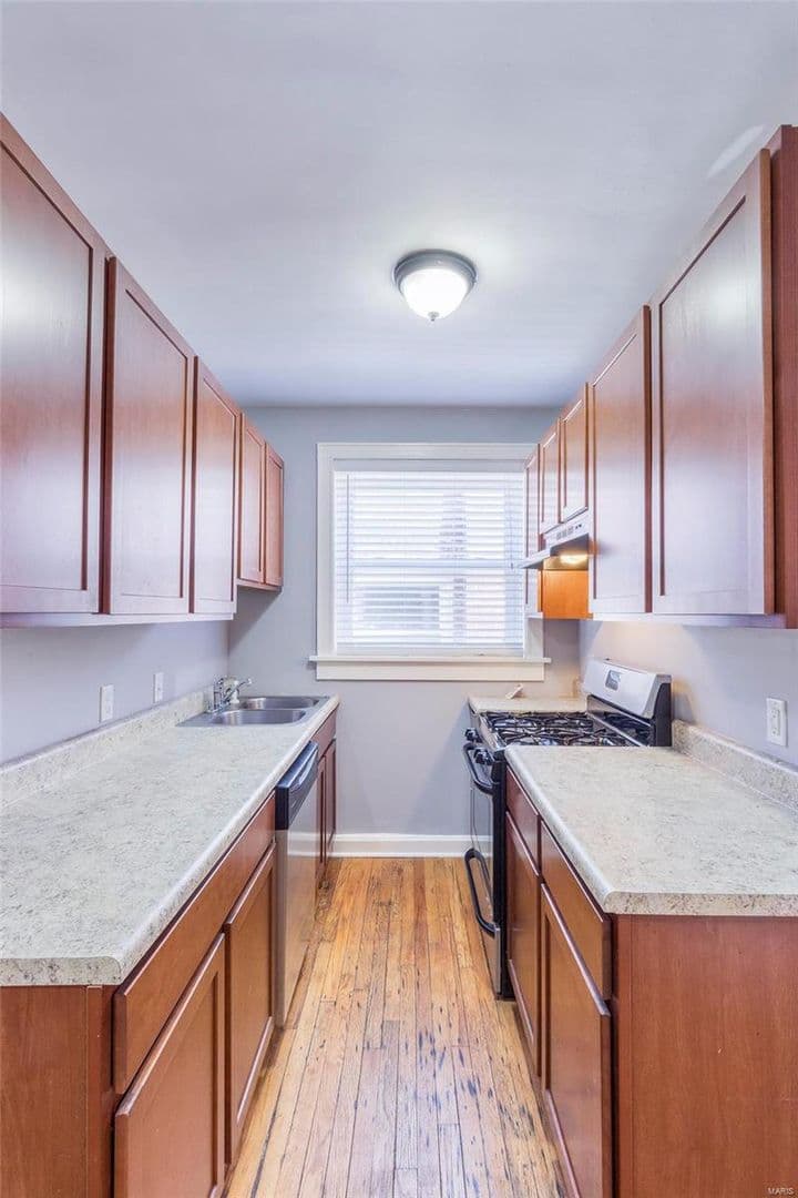 St Louis Apartment: 4919-4921 Lindenwood Ave