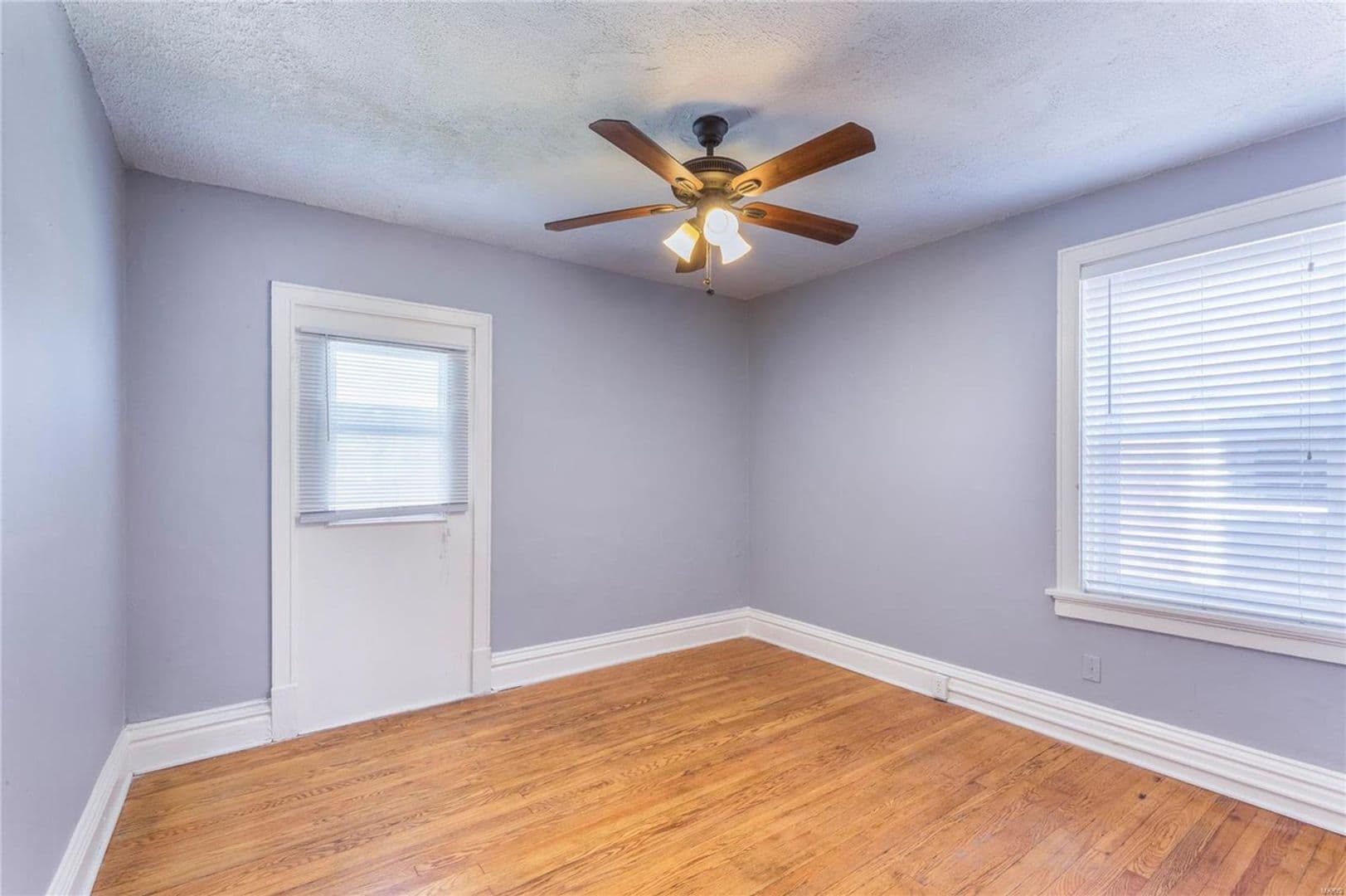 St Louis Apartment: 4919-4921 Lindenwood Ave