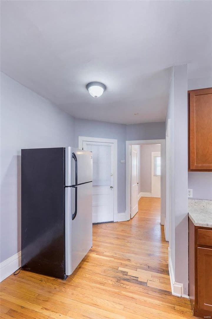 St Louis Apartment: 4919-4921 Lindenwood Ave
