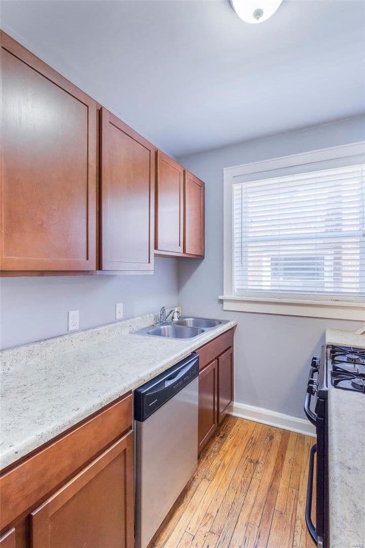 St Louis Apartment: 4919-4921 Lindenwood Ave