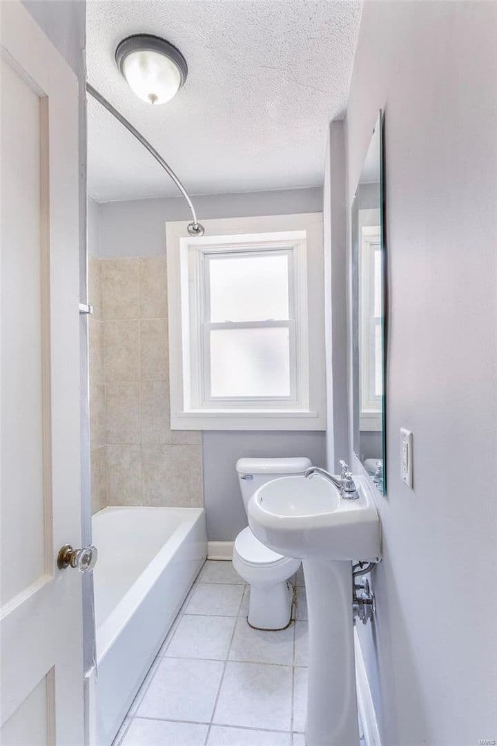 St Louis Apartment: 4919-4921 Lindenwood Ave