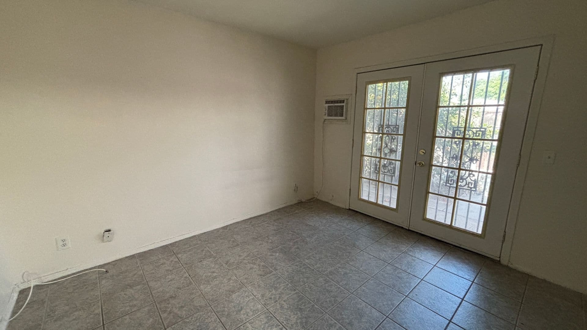San Jacinto Apartment: 466-70 W. 5th St