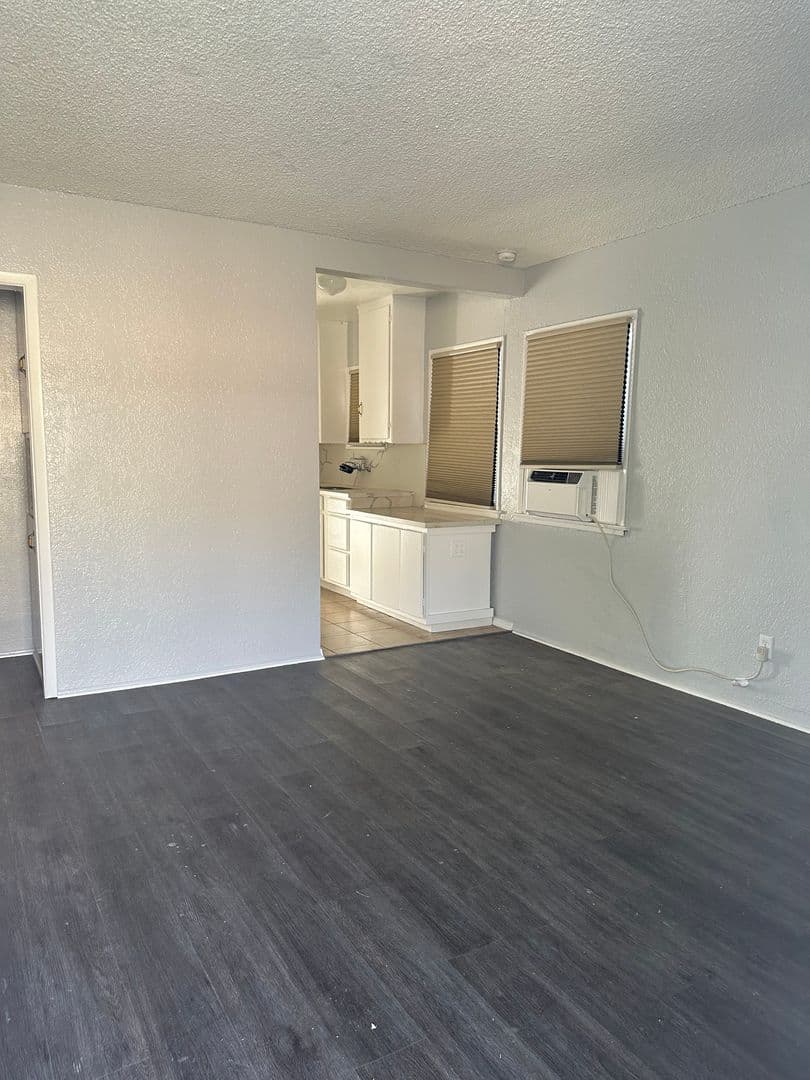 Riverside Apartment: 5837-39 Picker St