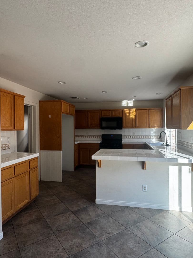 Corona House: 11408 Magnolia St