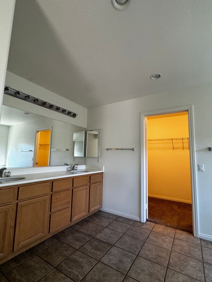 Corona House: 11408 Magnolia St