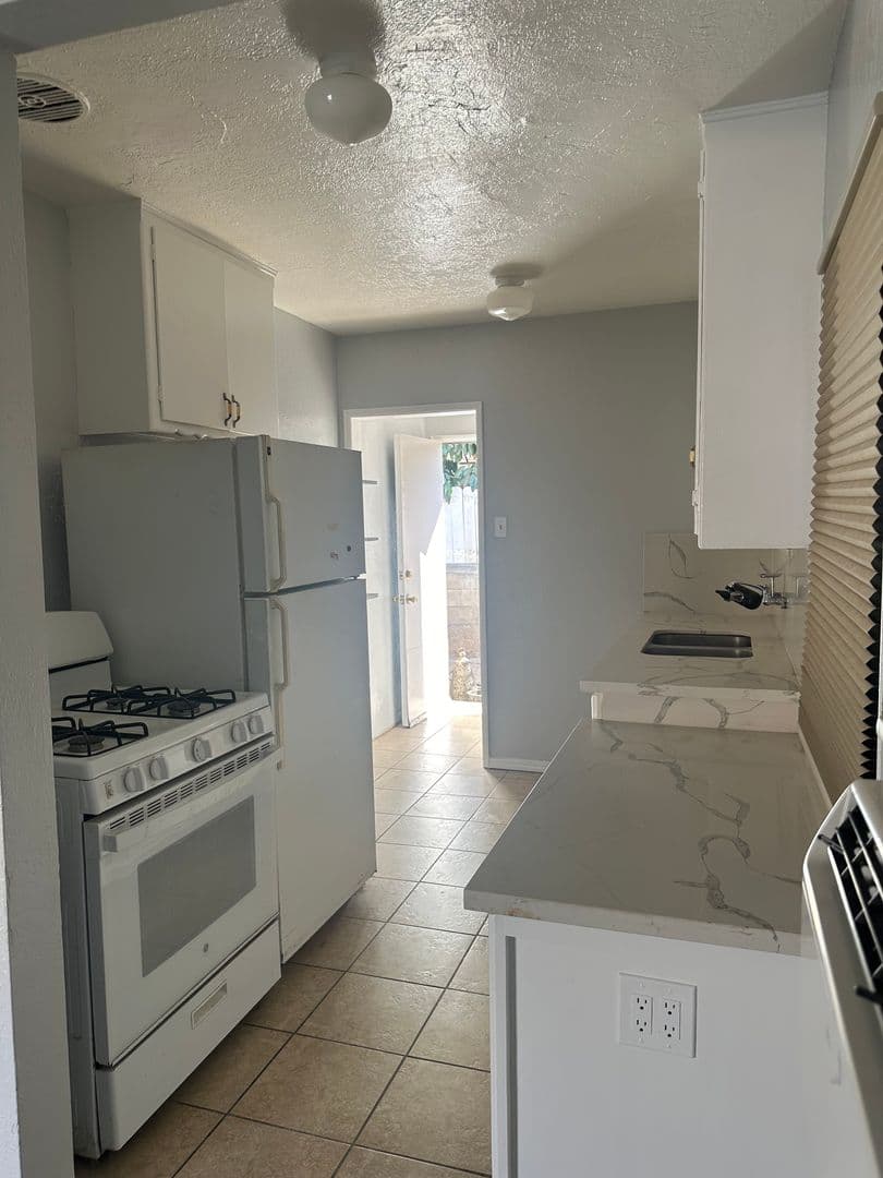 Riverside Apartment: 5837-39 Picker St