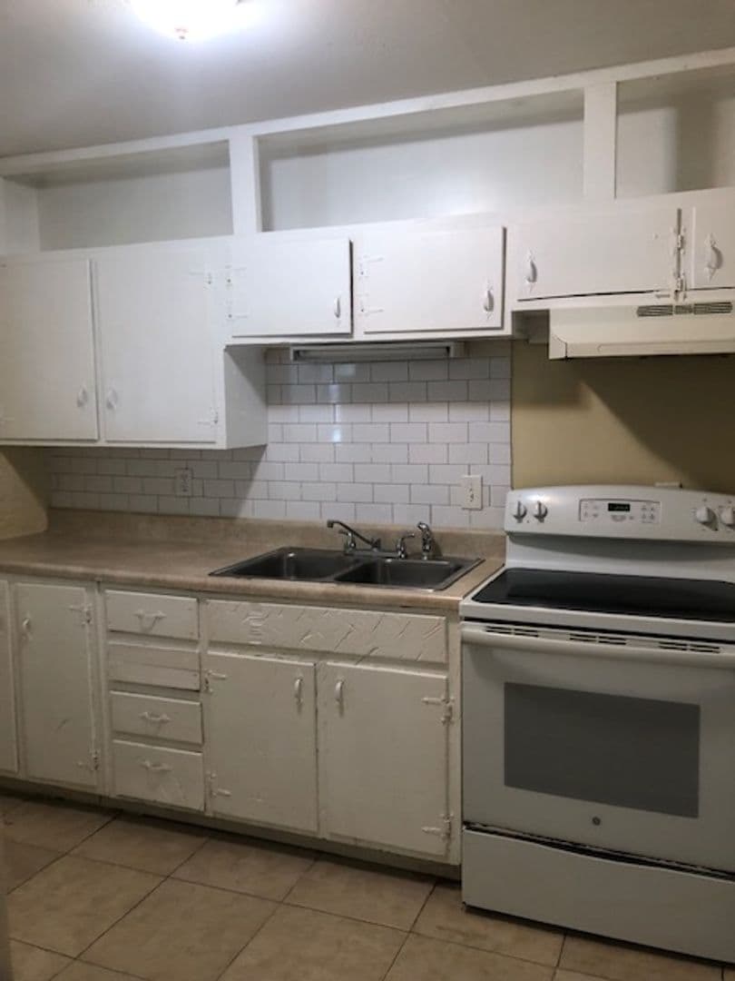 Savannah House: 5806 Fairview Ave
