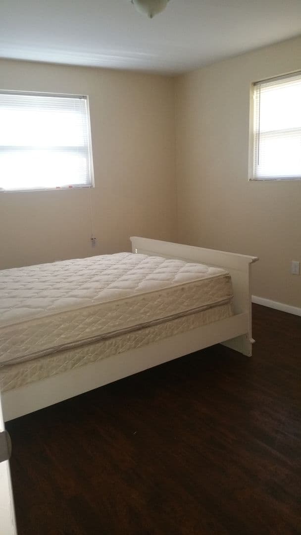 Savannah House: 5806 Fairview Ave