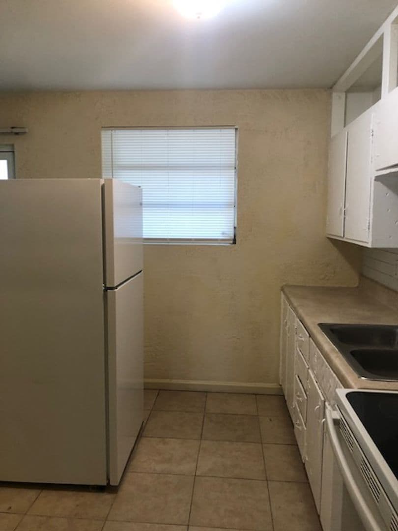 Savannah House: 5806 Fairview Ave