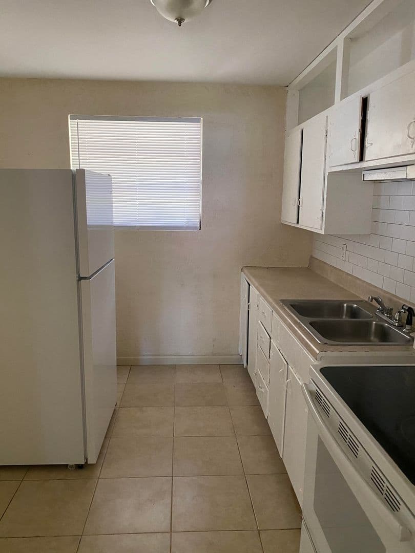 Savannah House: 5806 Fairview Ave