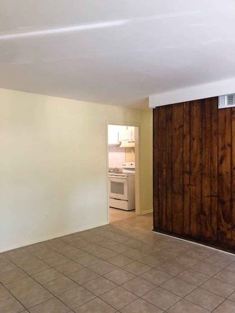 Savannah House: 5806 Fairview Ave