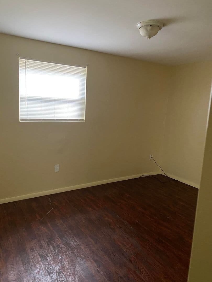 Savannah House: 5806 Fairview Ave
