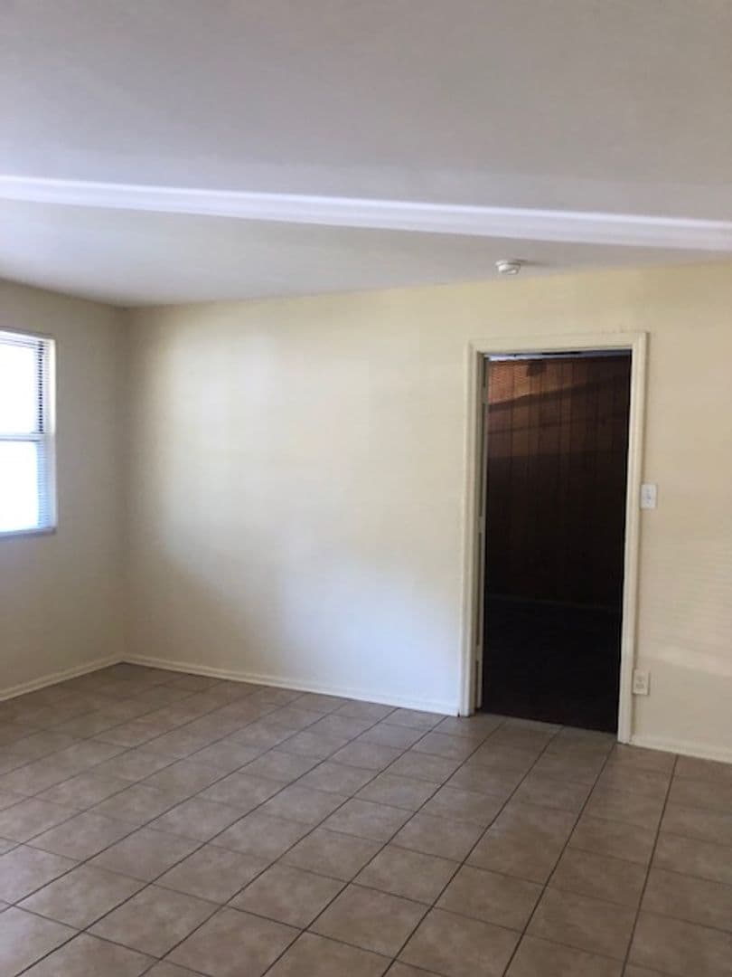 Savannah House: 5806 Fairview Ave