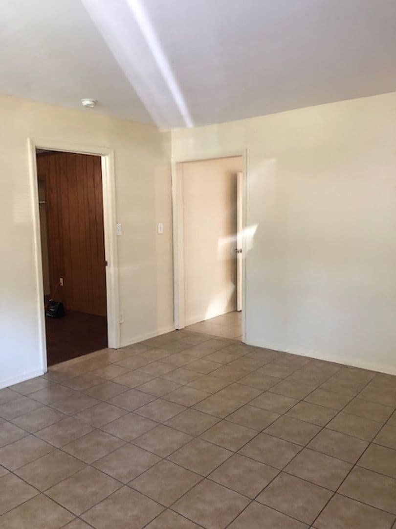 Savannah House: 5806 Fairview Ave