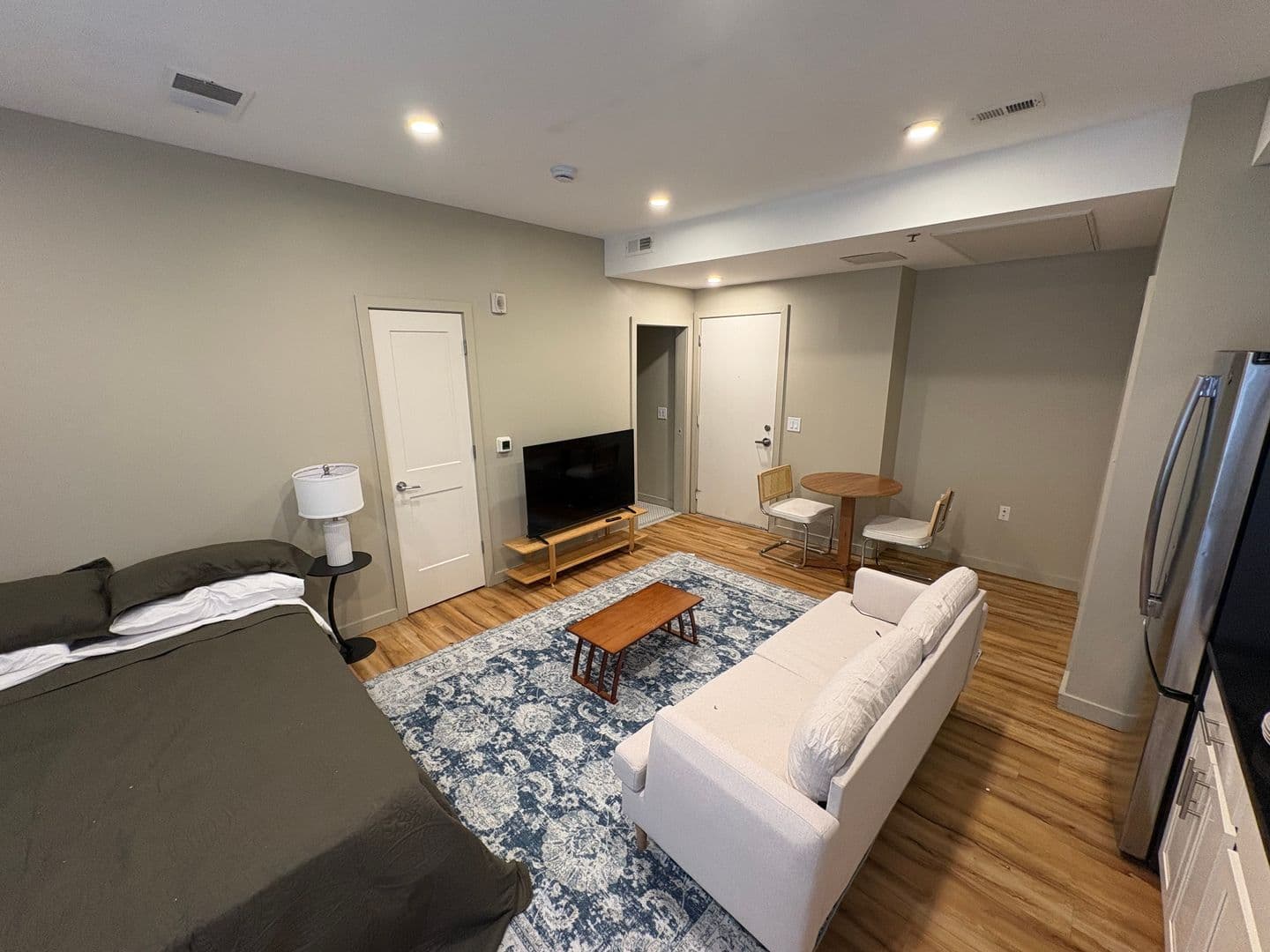 Washington Apartment: 633 21st Street NE