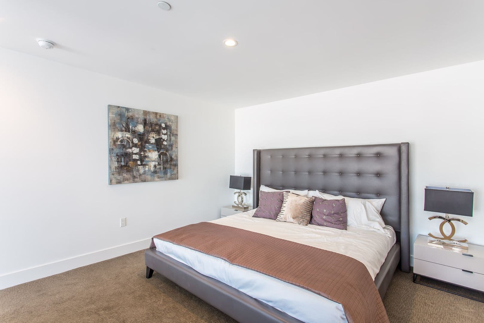 Los Angeles Apartment: 1616 N La Brea Avenue
