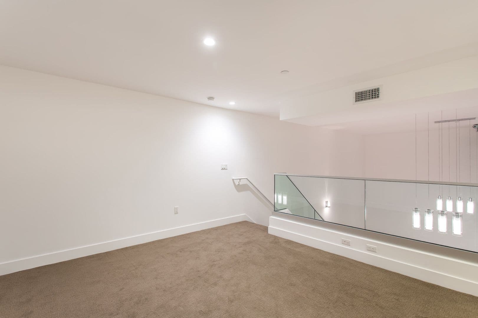 Los Angeles Apartment: 1616 N La Brea Avenue