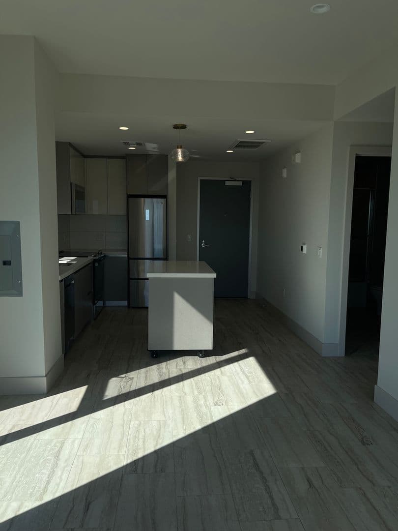 Los Angeles Apartment: 4864 Melrose Avenue