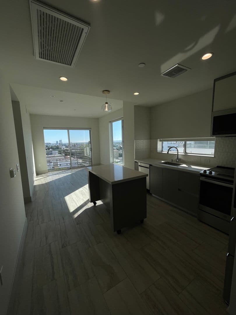 Los Angeles Apartment: 4864 Melrose Avenue