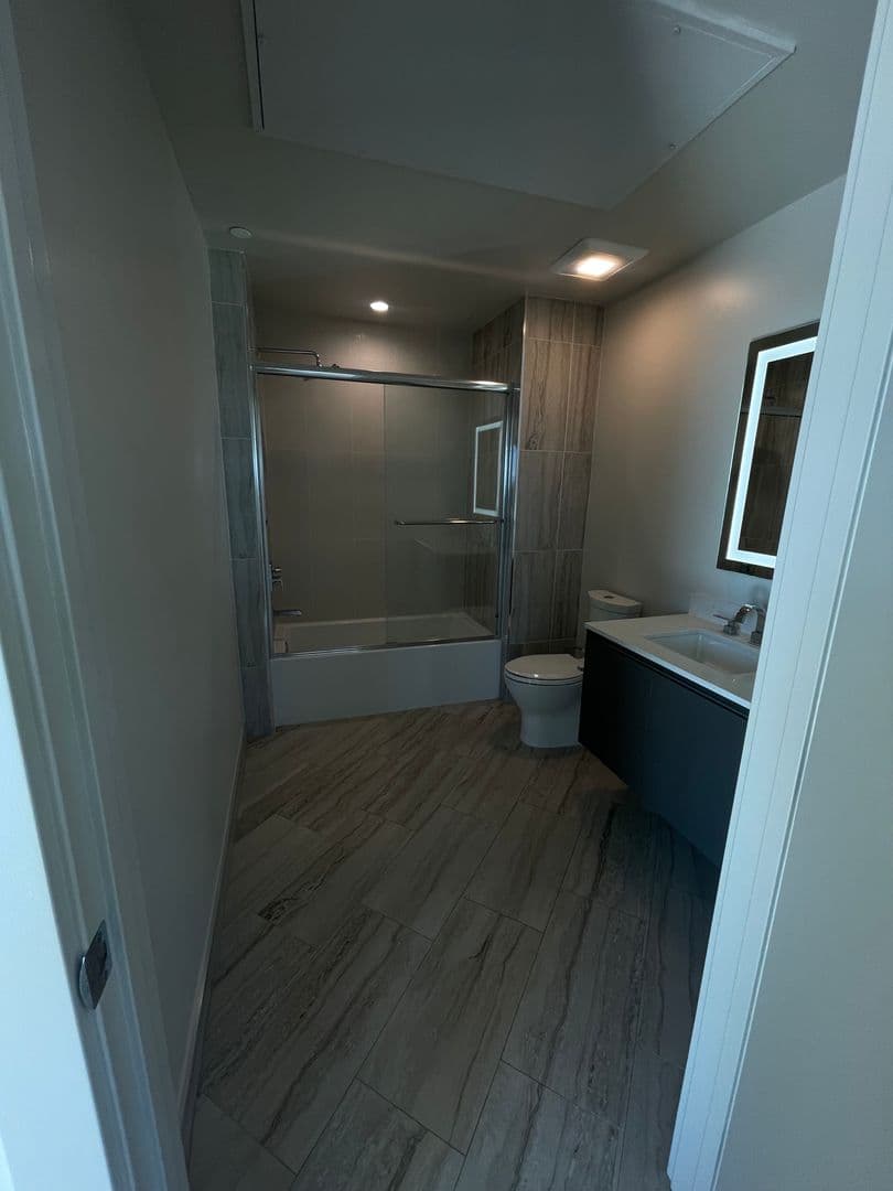 Los Angeles Apartment: 4864 Melrose Avenue