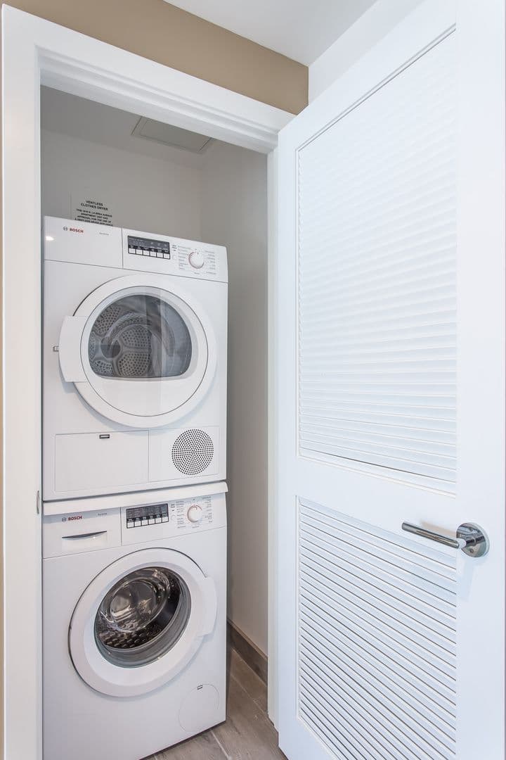 Los Angeles Apartment: 1616 N La Brea Avenue