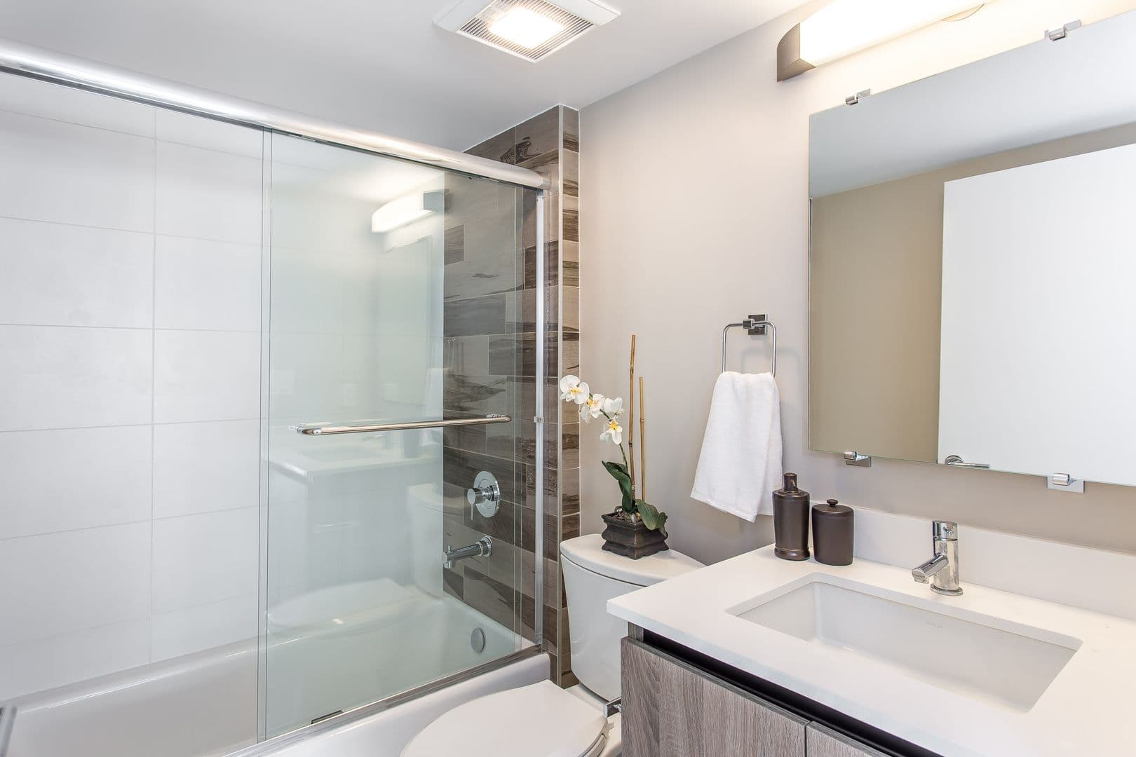 Los Angeles Apartment: 1616 N La Brea Avenue