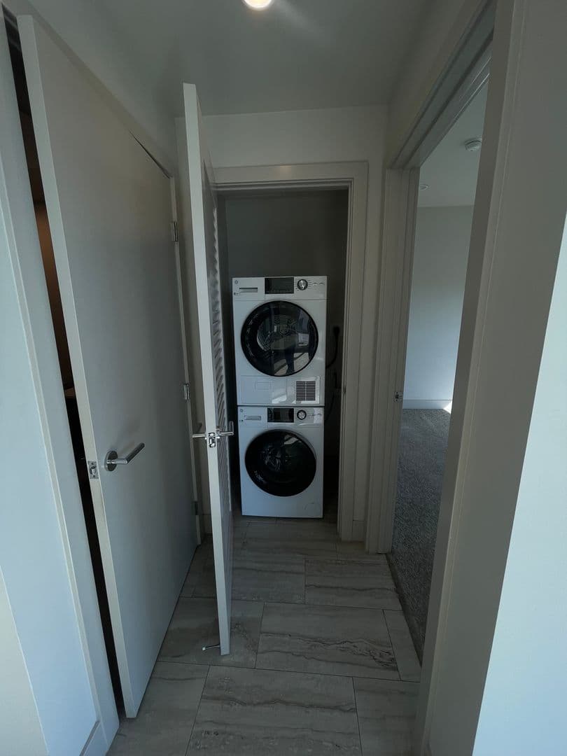 Los Angeles Apartment: 4864 Melrose Avenue
