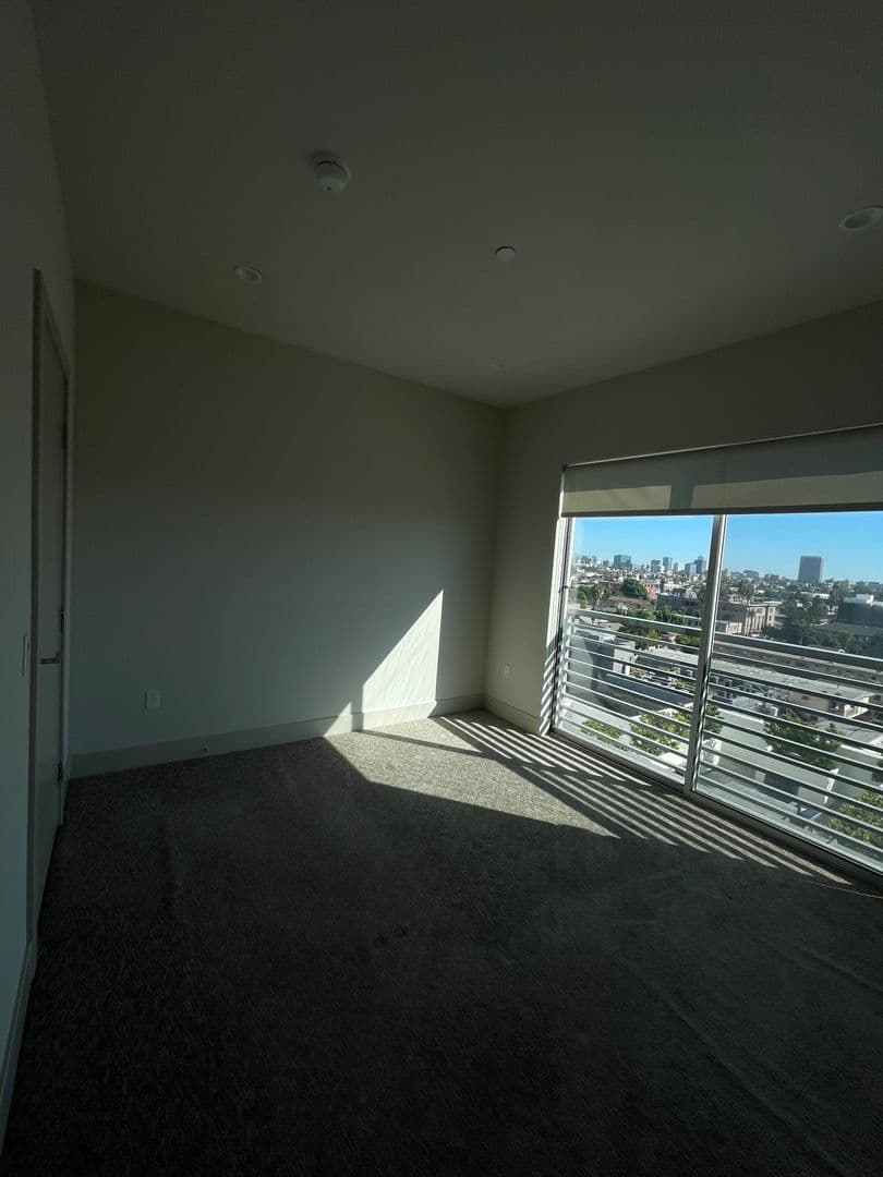 Los Angeles Apartment: 4864 Melrose Avenue