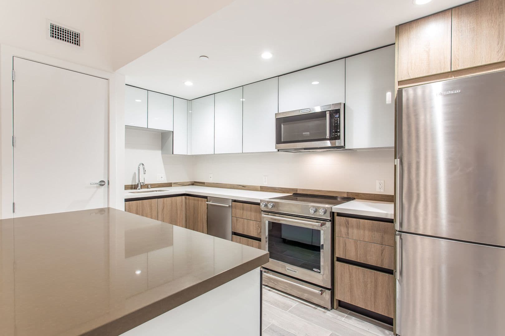 Los Angeles Apartment: 1616 N La Brea Avenue