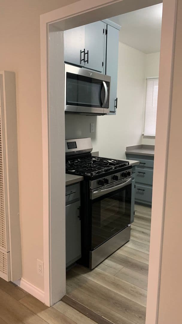 West Hollywood Apartment: 1316 Havenhurst Drive