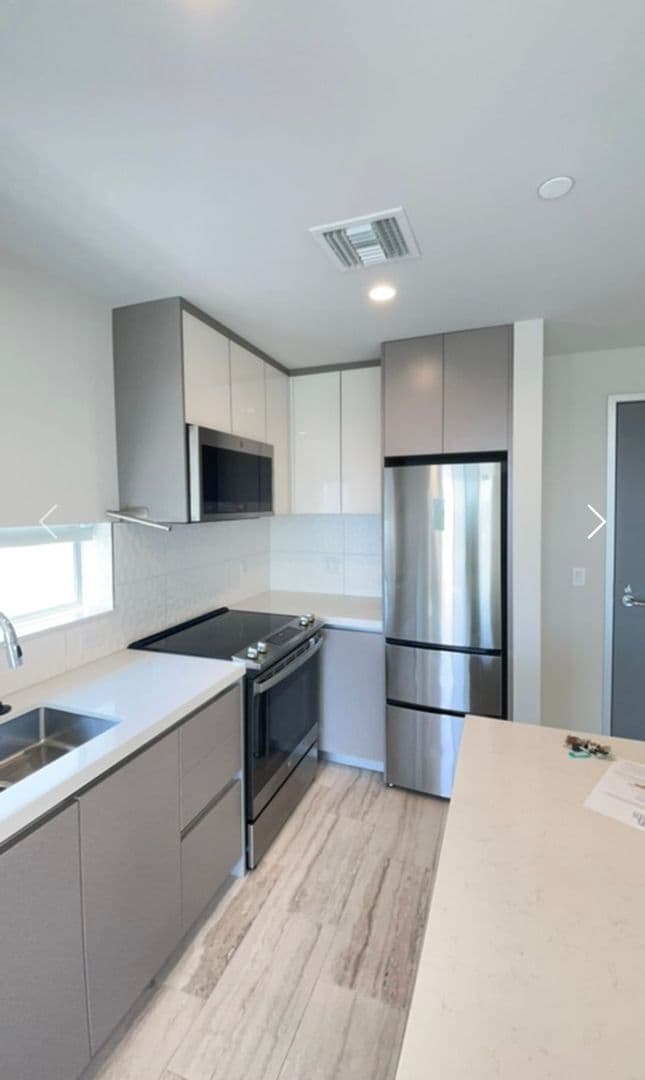 Los Angeles Apartment: 4864 Melrose Avenue