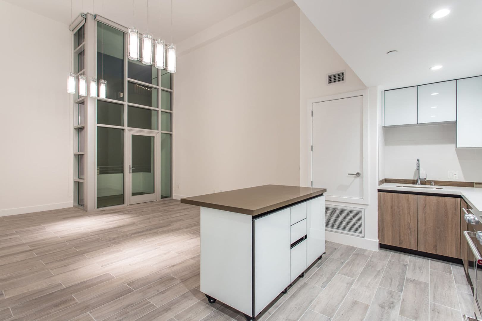 Los Angeles Apartment: 1616 N La Brea Avenue
