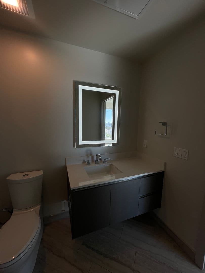 Los Angeles Apartment: 4864 Melrose Avenue