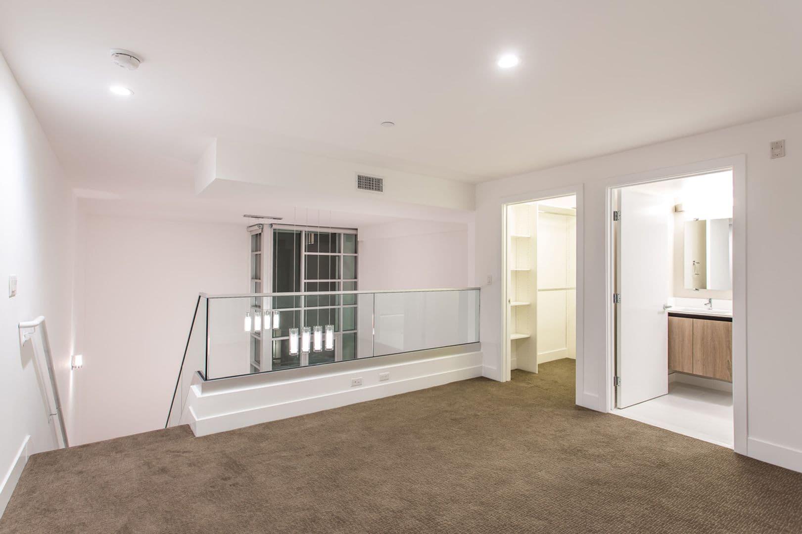 Los Angeles Apartment: 1616 N La Brea Avenue