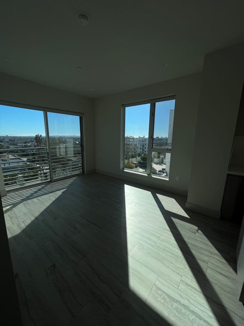 Los Angeles Apartment: 4864 Melrose Avenue